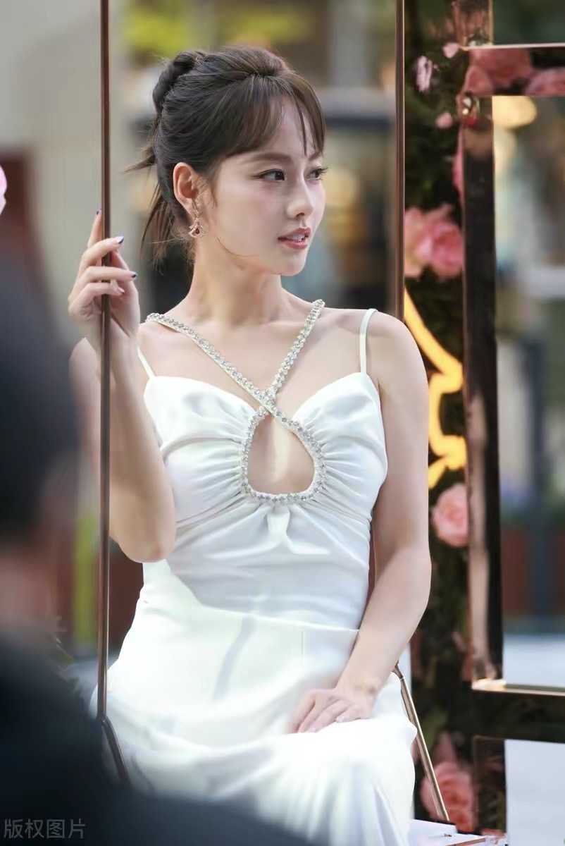 被张嘉倪惊艳到了,穿白色镂空裙女神范十足,体型娇俏尽显玲珑美
