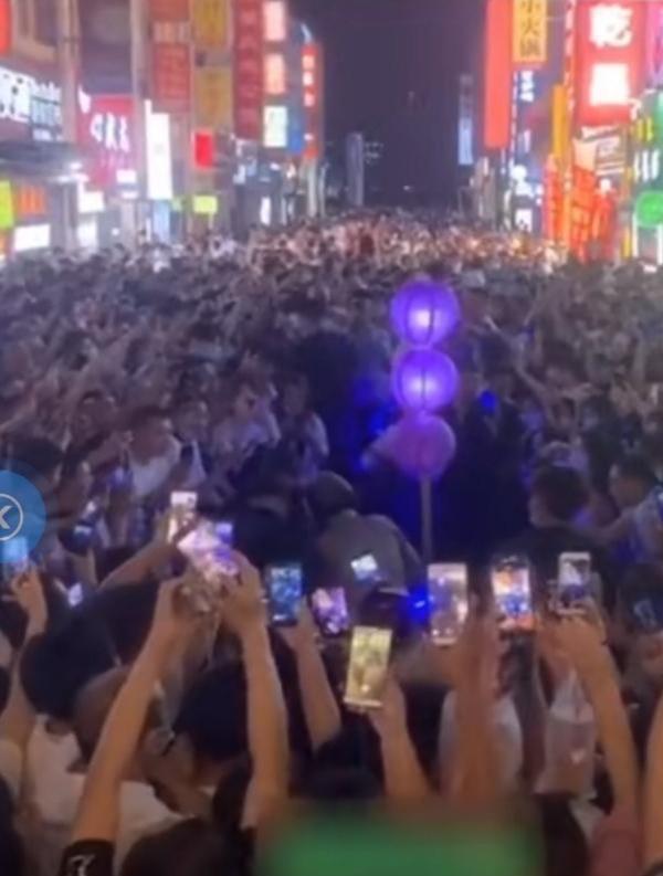 推荐郑州“孟婆”火爆全网，游客排长龙喝孟婆汤，网友：就是苦丁茶