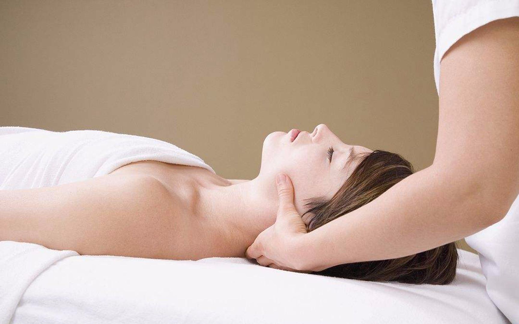 减龄秘籍公开!这三个步骤助你修复颈纹