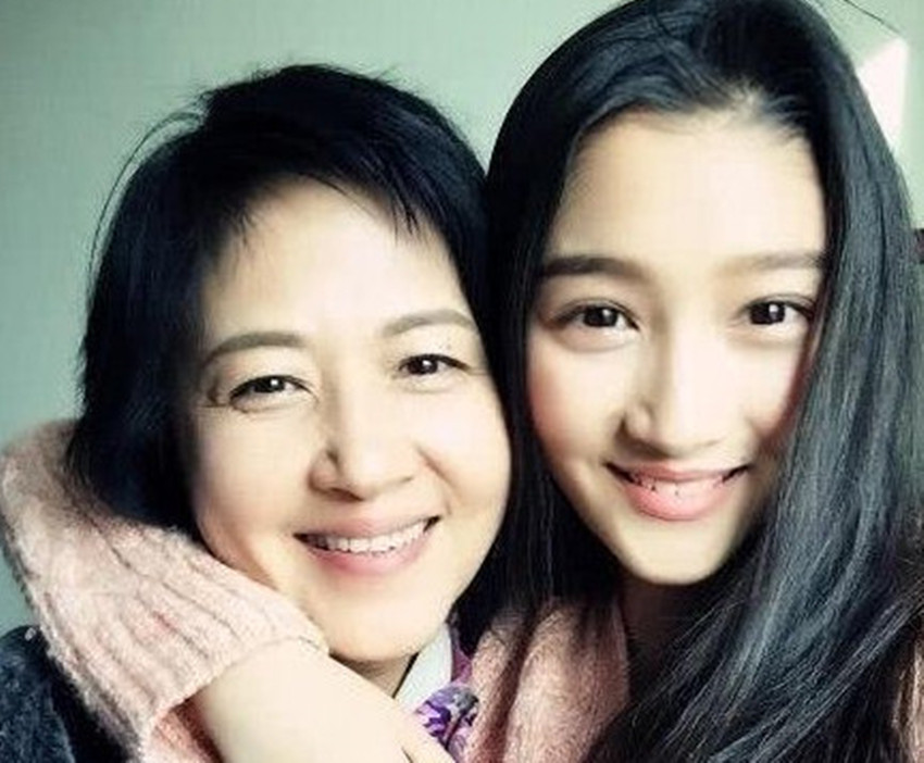 关晓彤奶奶才是真正的大家闺秀,在她面前,关晓彤与她母亲都逊色