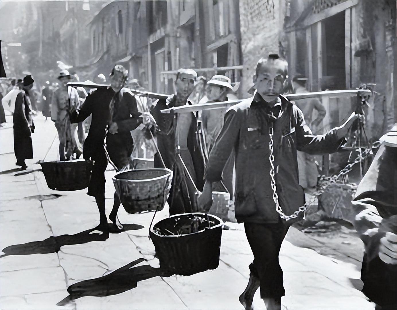 67岁台湾老兵返乡探亲,带5千美金和1双长袜,妻子坚守一生