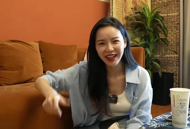 千万网红小贝不水灵了,脸色憔悴脖子颈纹严重,网友:要钱不要命