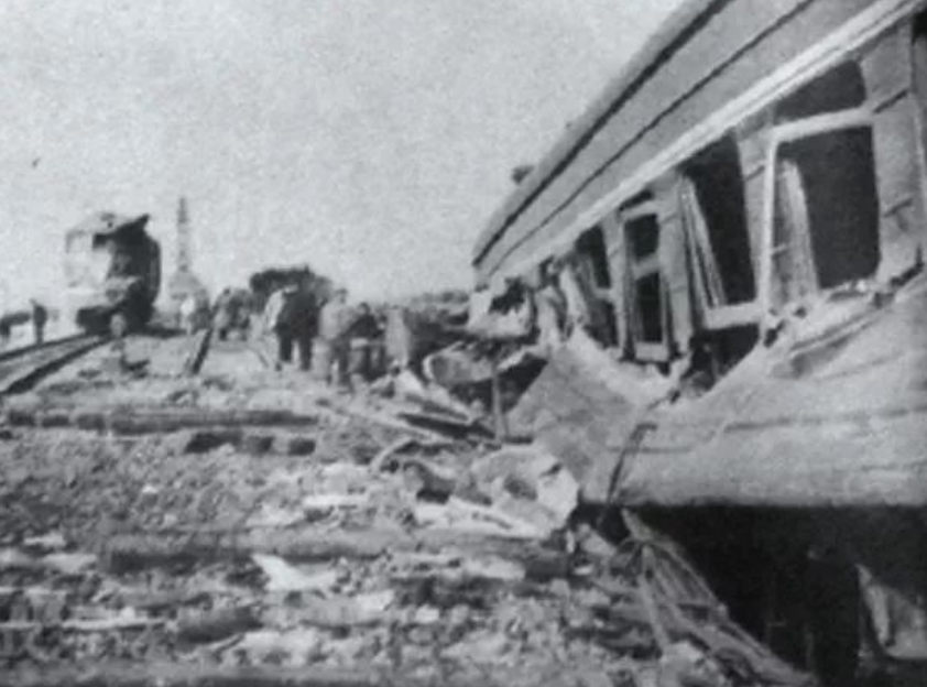 杨庄铁路事故:368次列车无人驾驶冲过车站,106人魂断杨庄