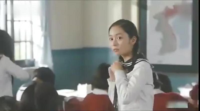 想不到韩国高中女生是这样的？老师叫脱衣服，她们就脱！简直了影视青春片好看视频 