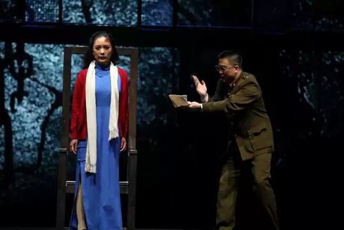 红岩中的监狱之花活下来了吗