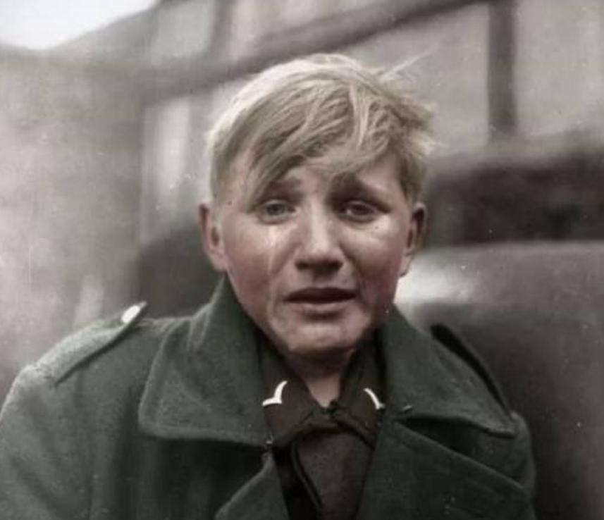 二战中还在喝奶的"童子军",数万人上战场,德国投降后如何安置