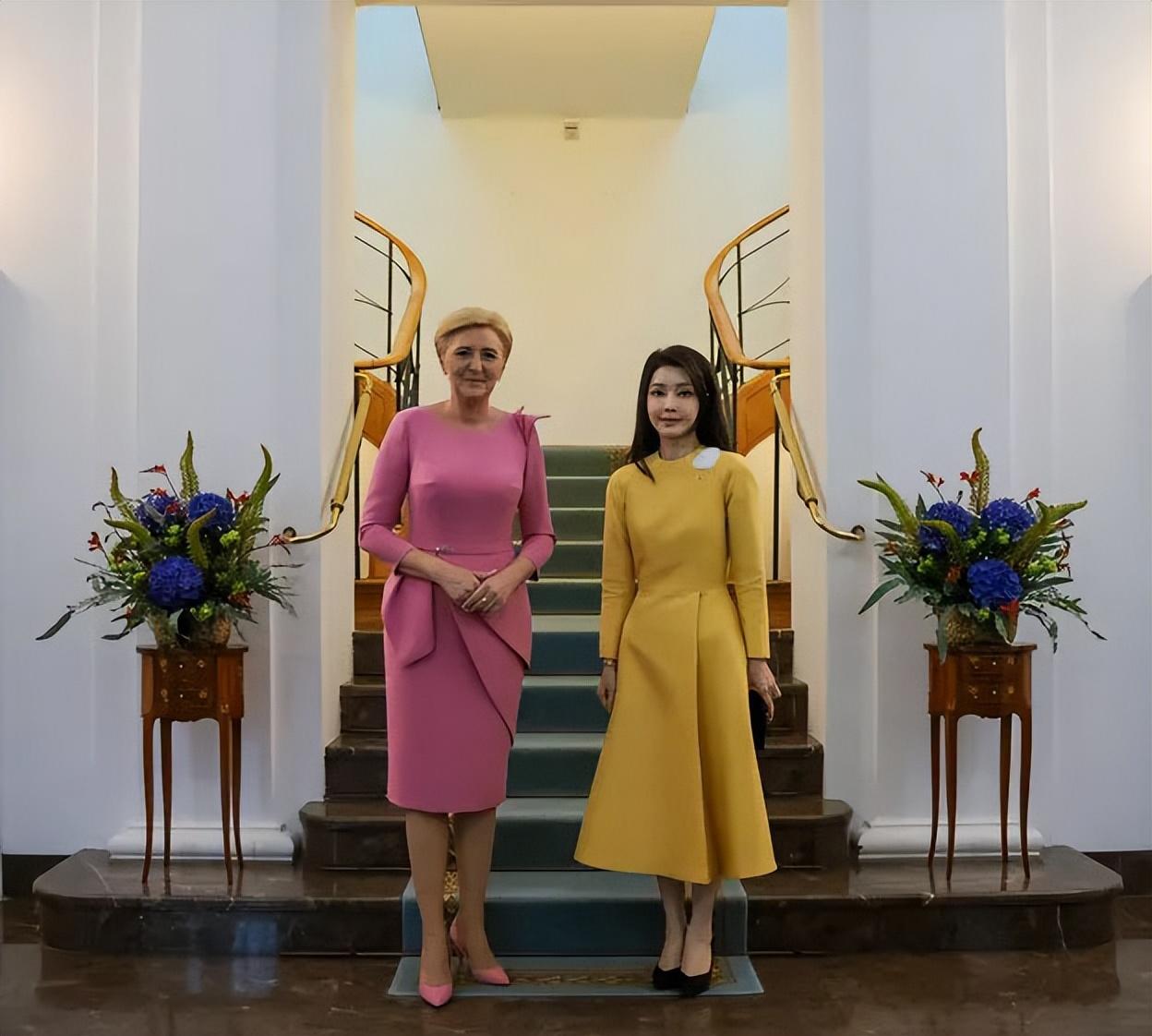 韩国总统太太跟波兰第一夫人同框,身形反差鲜明,逛大牌店惹争议