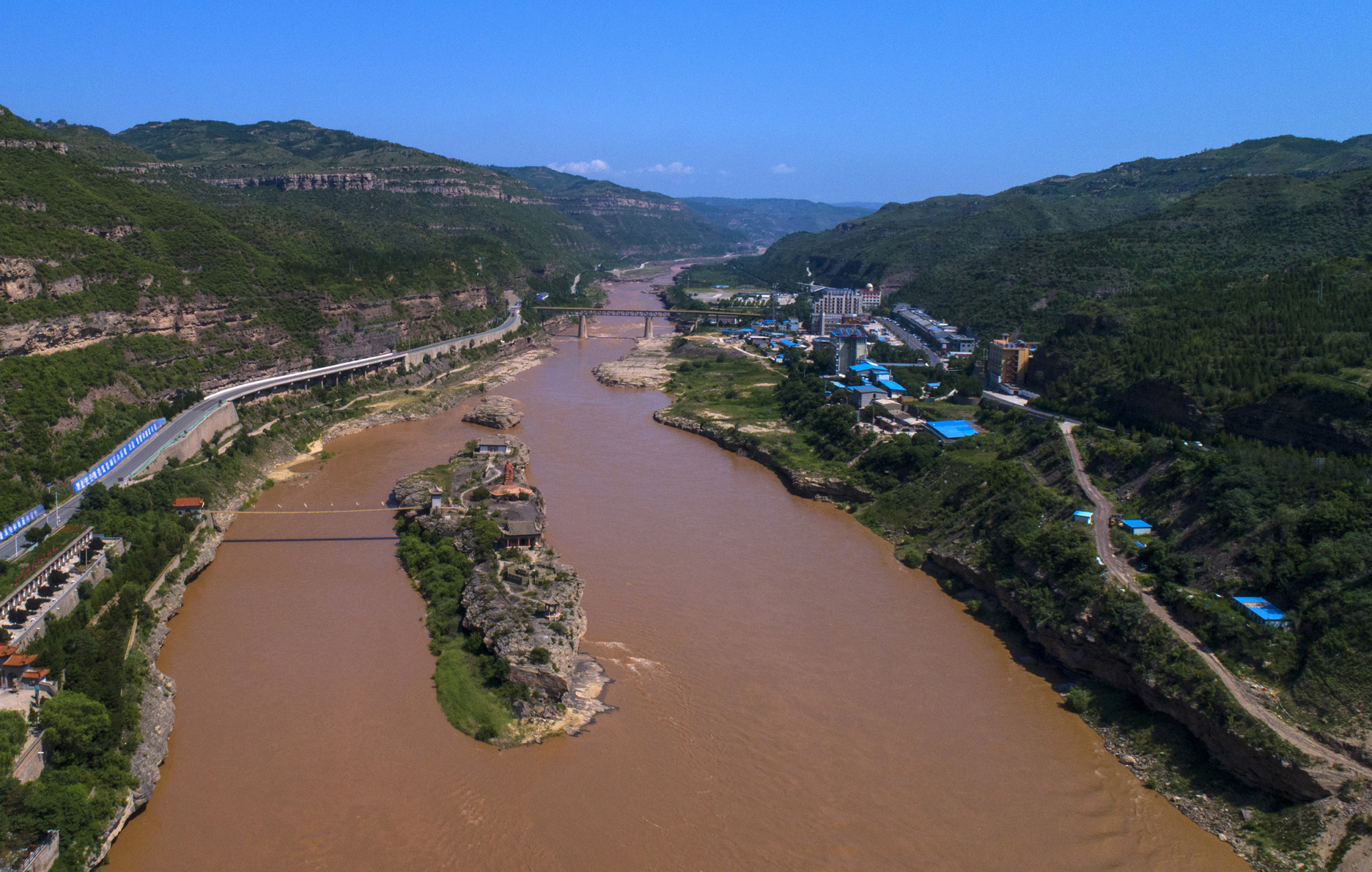 陕西宜川:汛期黄河中的孟门山