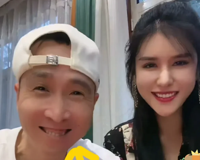 48岁条子哥不做导演做网红,和美女"打情骂俏"被嘲掉价!