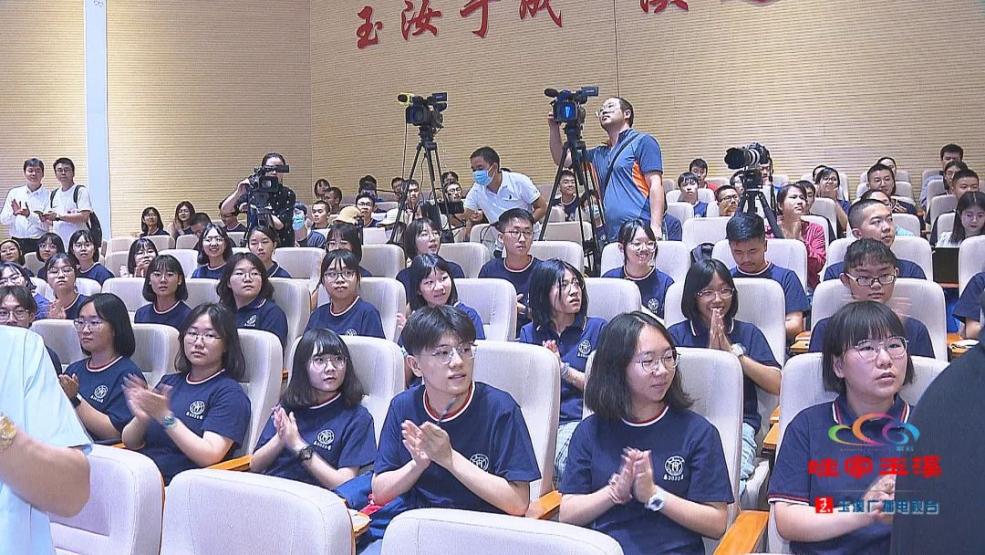 太励志了!"轮椅上的清华博士"矣晓沅在玉溪一中分享成长之路