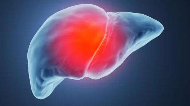 98岁肝病主任:睡前用艾叶泡脚,肝脏或年轻30岁