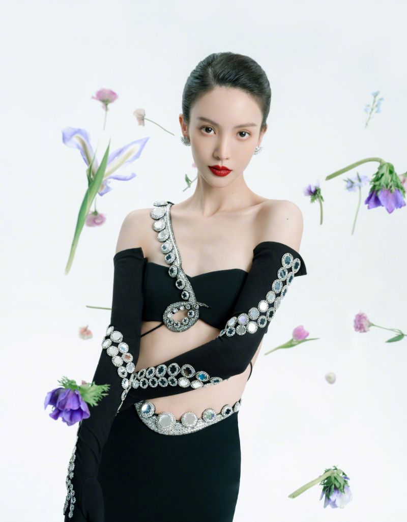 金晨中空晚礼服晒腹肌!肋骨出现神秘疤痕,网友一看秒懂