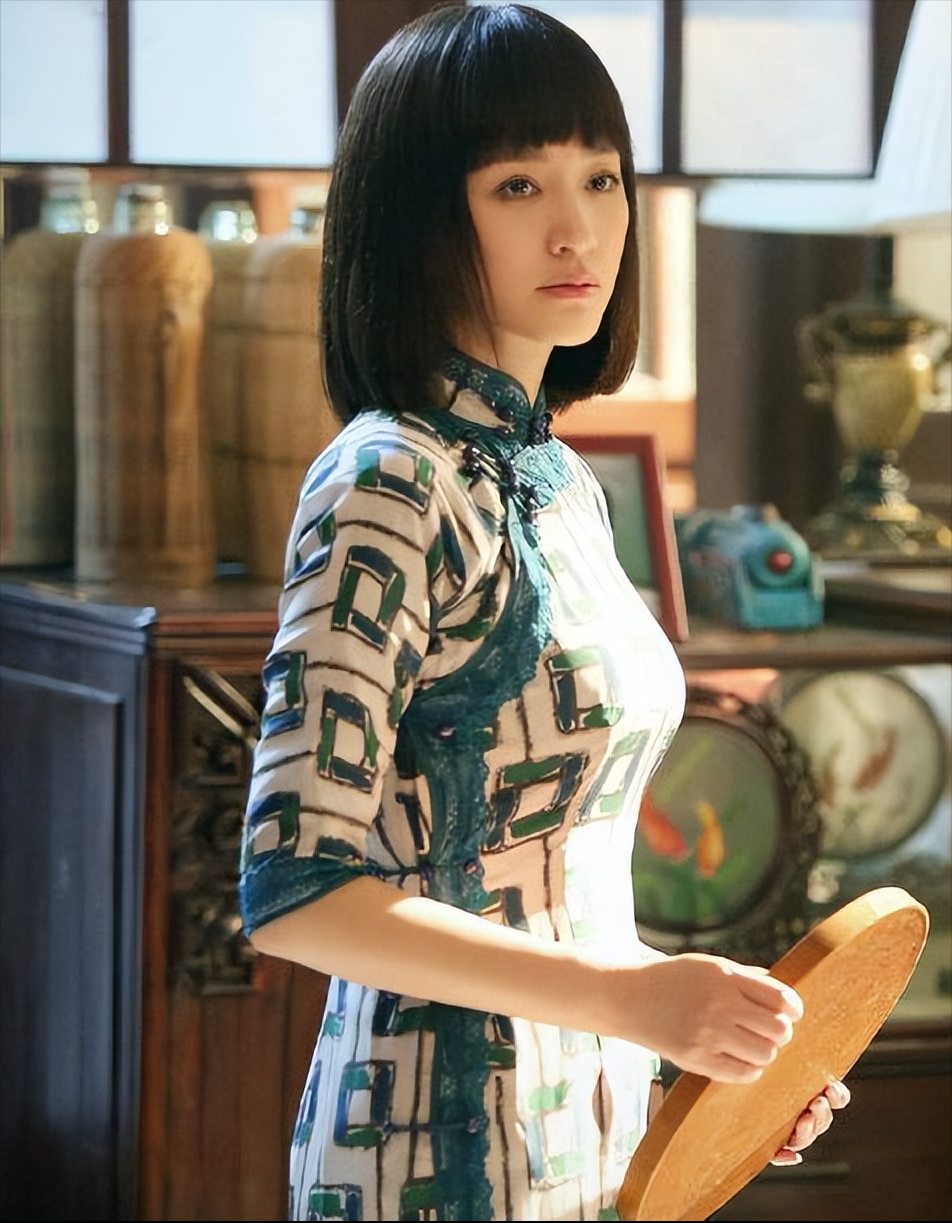 许晴的臀,李小冉的腰,景甜的曲线,这5位旗袍女神,吊打白幼瘦