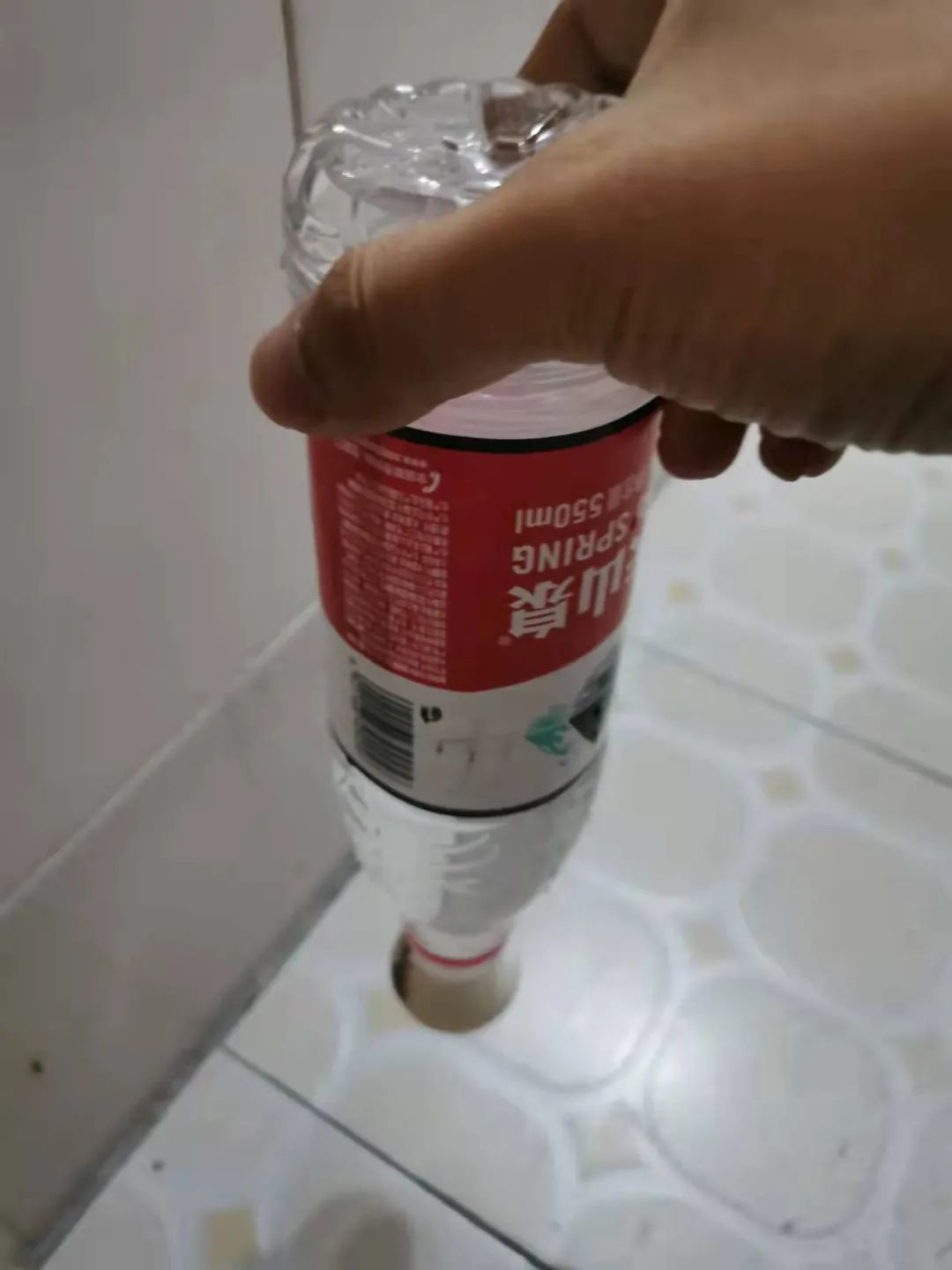 亲子科学实验:倒不出来的水