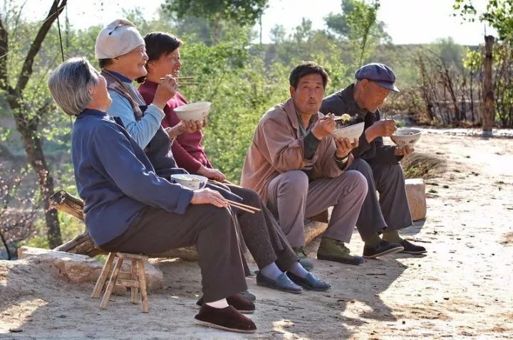 80和90年代农村,为何喜欢蹲在家门口吃饭呢,过来人告诉你答案