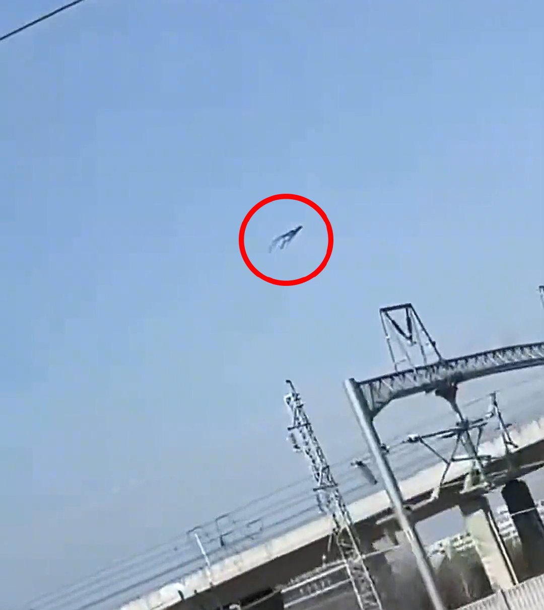 女子坐高铁发现黑色不明飞行物,飘在天空中,究竟是什么?