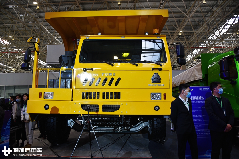 150吨级别的重汽豪沃矿山自卸来了,配置真强悍,竟还有小卧铺