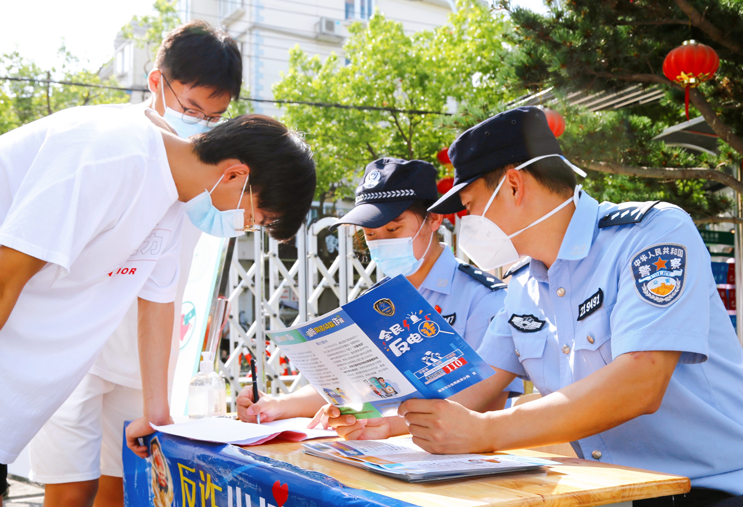 南京市高淳区公安民警:战"疫",反诈宣传"两手抓"