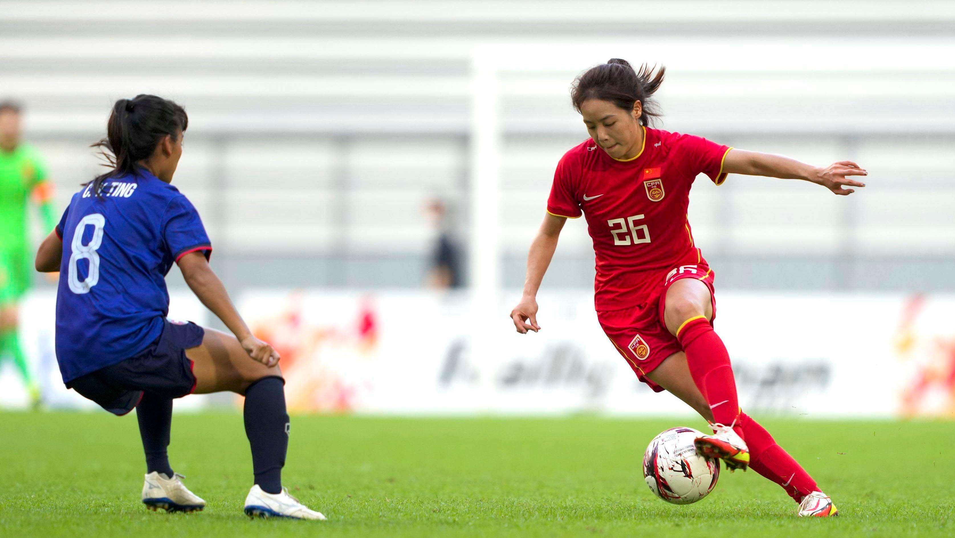 秀翻了!张琳艳假动作晃过丹麦球员,面对6人防守低射命中球门