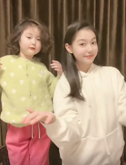 兰妮携兰娜跳舞,扭胯标准长腿尽显似网红,网友:撞脸angelababy