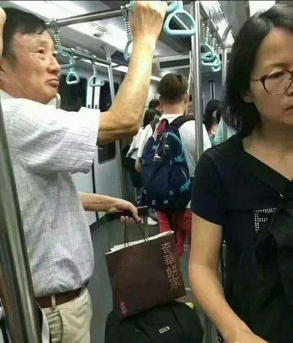 华为老总任正非,身价百亿却不爱豪车,看到他的座驾你惭愧了吗?