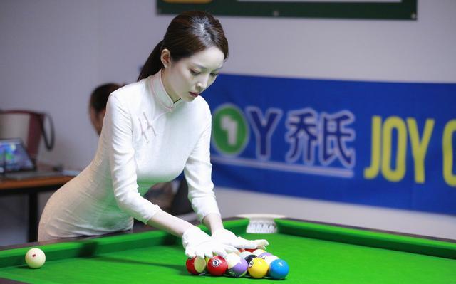她长相甜美,身材火辣,被称为"最美台球裁判"
