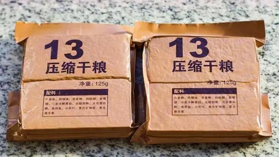 吃一块能撑2天?军用压缩饼干这么抗饿,它是用什么做成的?