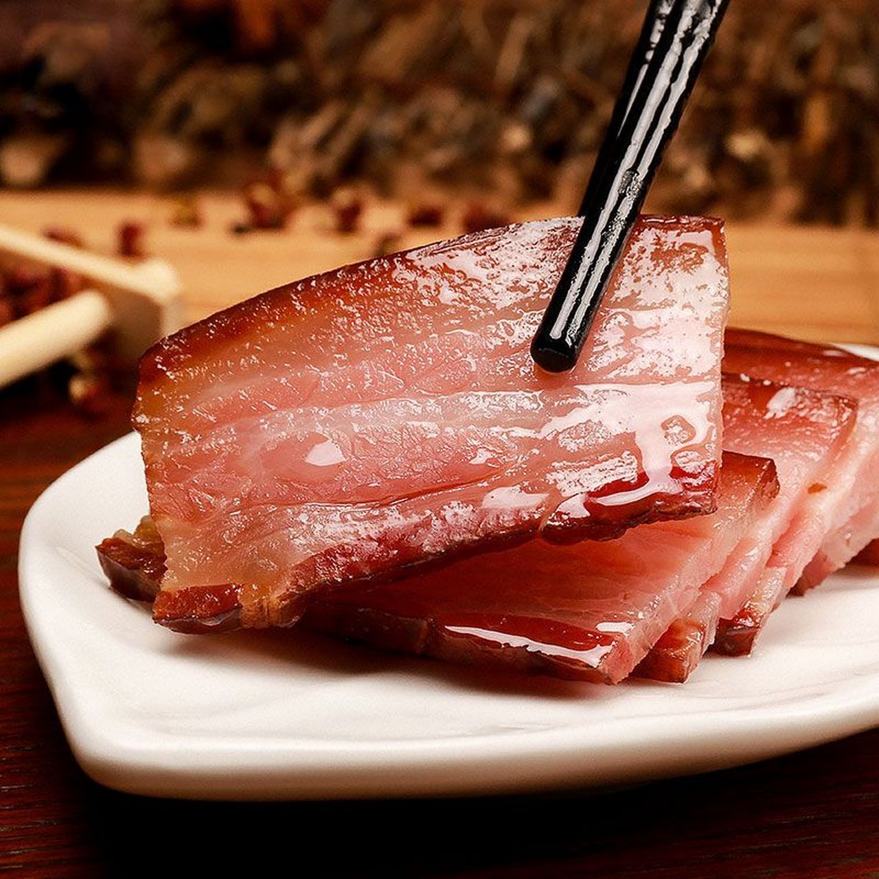 四川腊肉,这是一道在川菜系中独树一帜的美味佳肴,这道菜的外表金黄