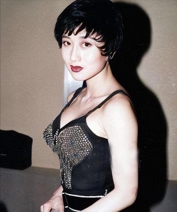 利智:被李连杰宠爱34年,外人看来是掉进蜜罐,甜蜜背后全是泪