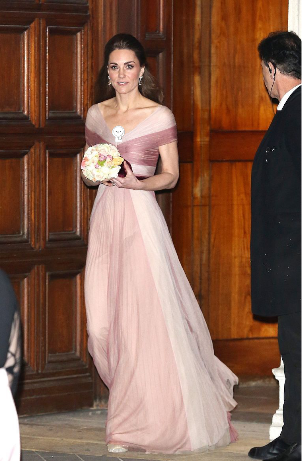 凯特王妃身材真不错,穿一字肩的紧身礼服,一点不像当了妈的人