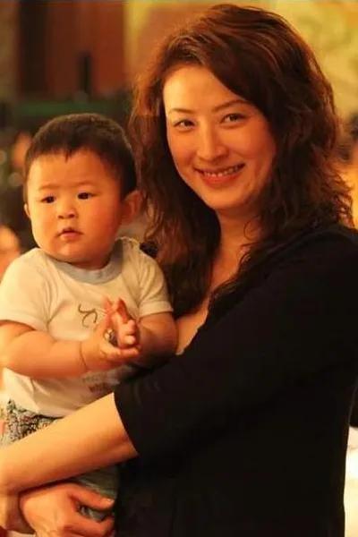 陈坚红:名模出身,身价过亿,却嫁大10岁王志文,受尽欺负不放弃