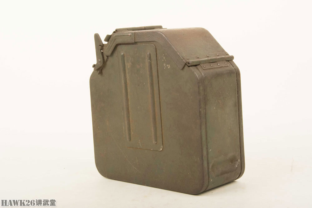 图说:德国mg34机枪使用的供弹具 两种弹鼓本质不同 很容易混淆