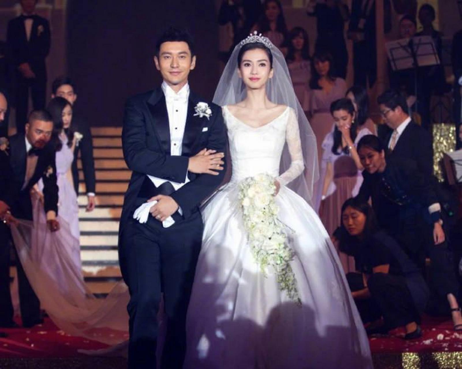 angelababy夜骑路过上海会展中心 淡然介绍"这是我结婚的地方"  在