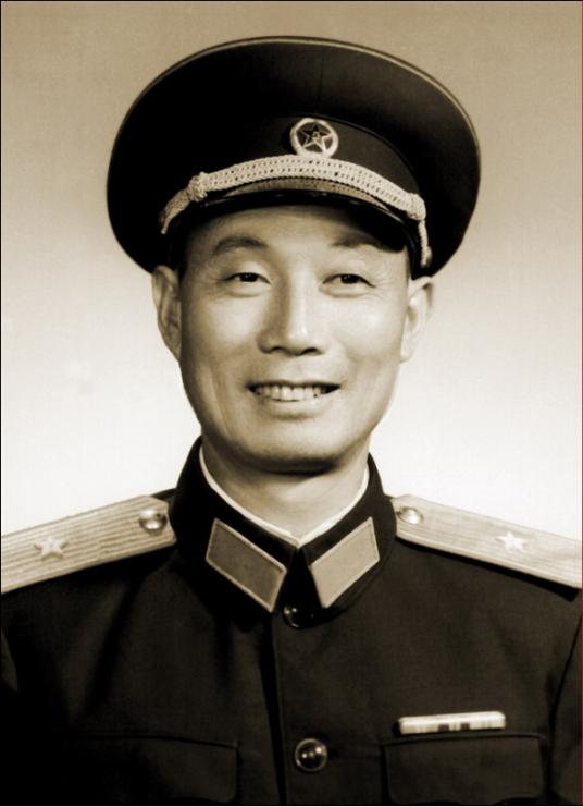 他43岁成开国大校,64岁企图发动武装叛乱,68岁被剥夺军衔和勋章