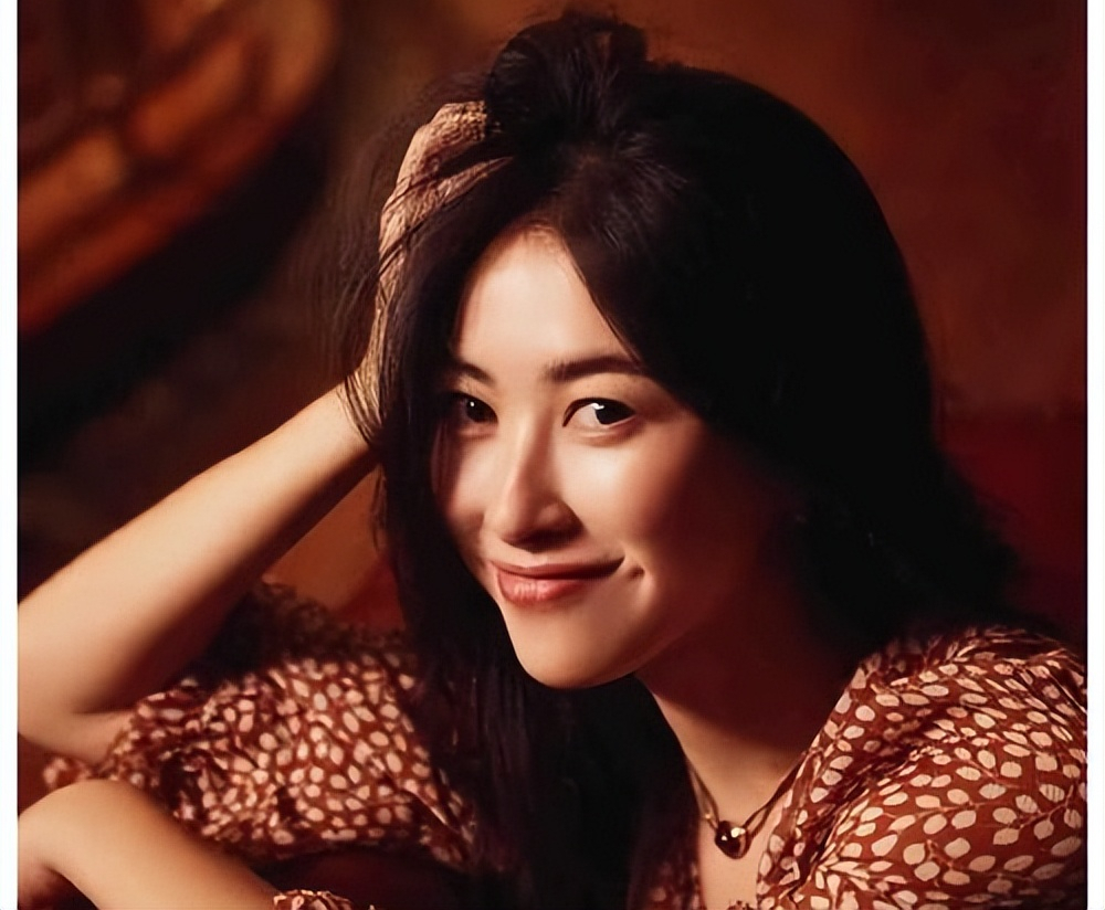 回顾豪横情史朱珠前任个个都是人物37岁选择嫁给普通人