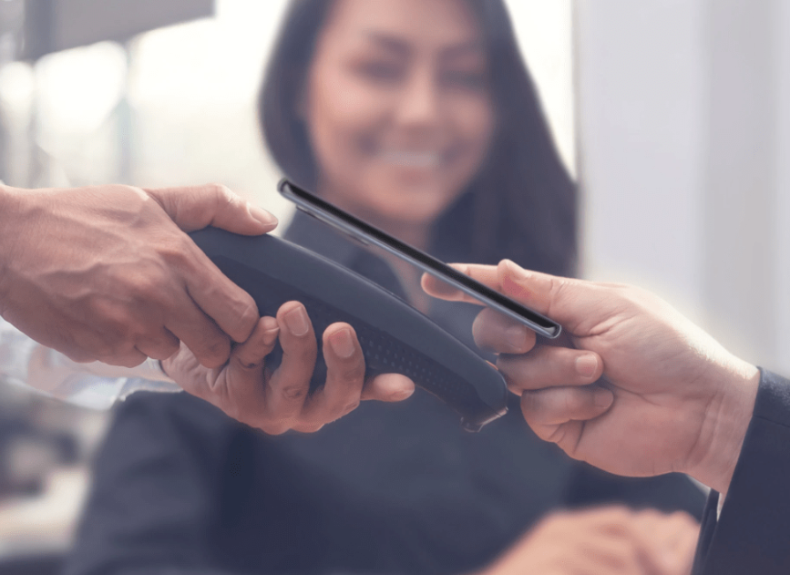 女大学生偷拍舍友艳照发给男友供其意淫,无视法律,已构成犯罪!