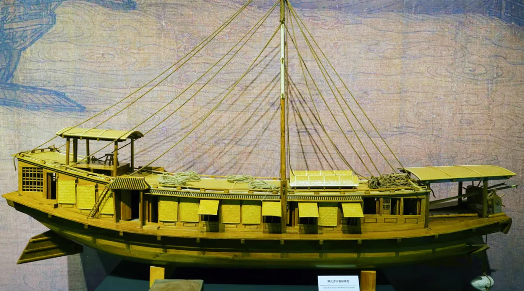 宋汴河客船,内河船的杰出代表,体型宽大,全船设满客舱,行驶平稳,航行