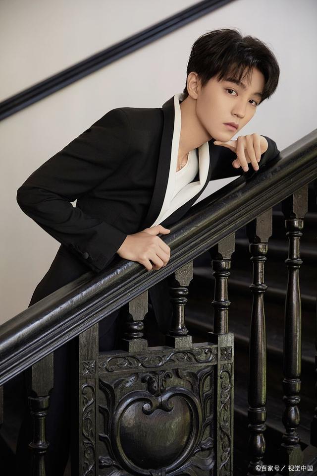 王俊凯养嫂子事件被扒实锤?与杨柳穿情侣鞋,人前避嫌人后黏一起