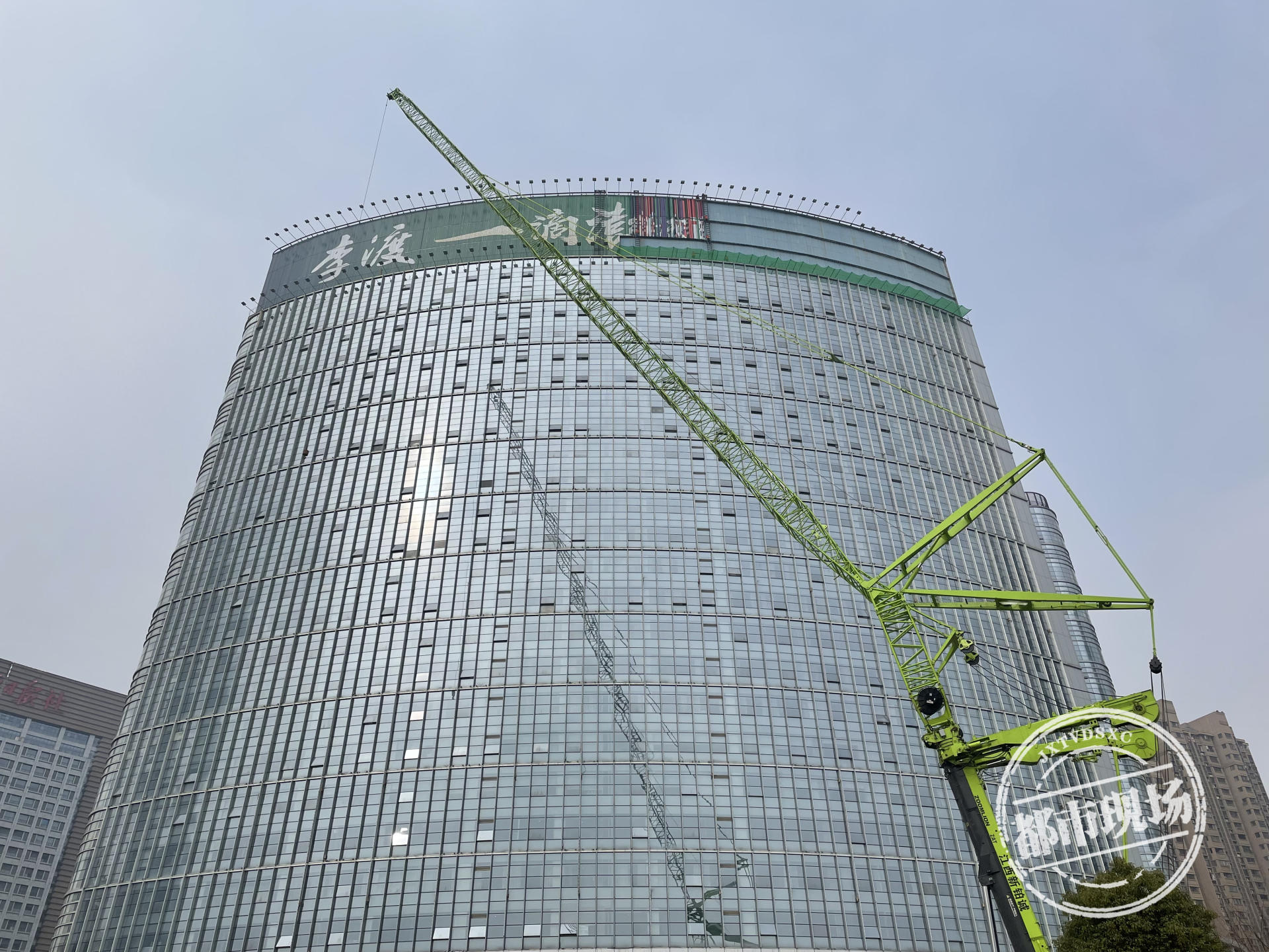 广告牌中面积最大的红谷大厦楼顶三面翻广告牌的拆除工作宣告顺利结束