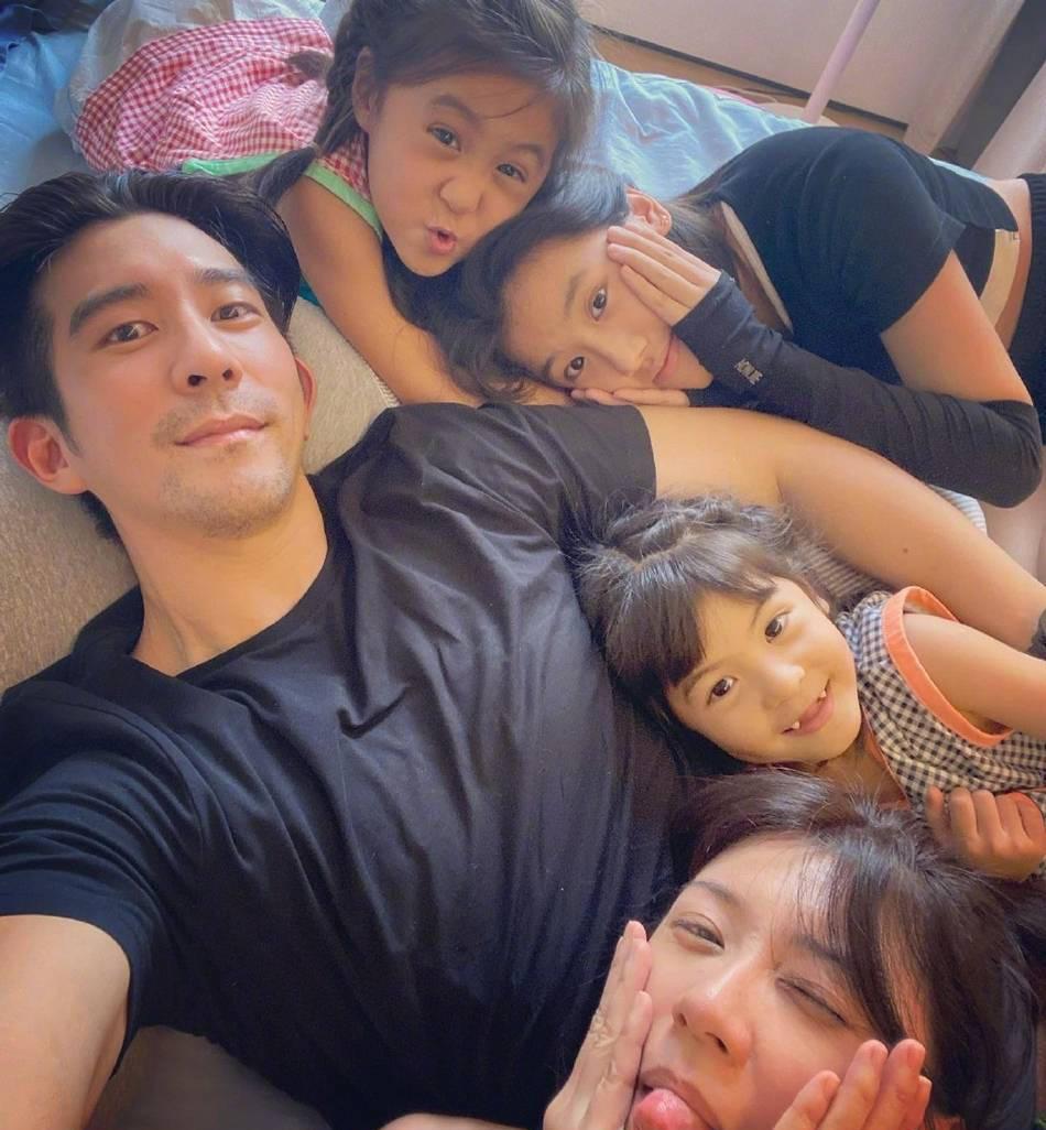 贾静雯晒全家合照!跟女儿好似姐妹?剃光头哪里最引人注目!