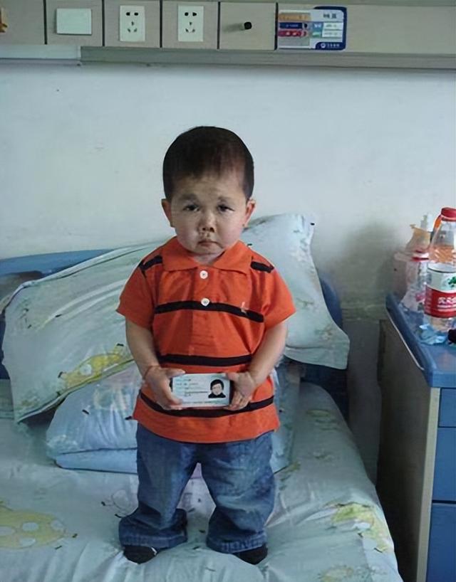 回顾袖珍人吴康:他的外表看似小孩,实则33岁,靠拼图发家致富