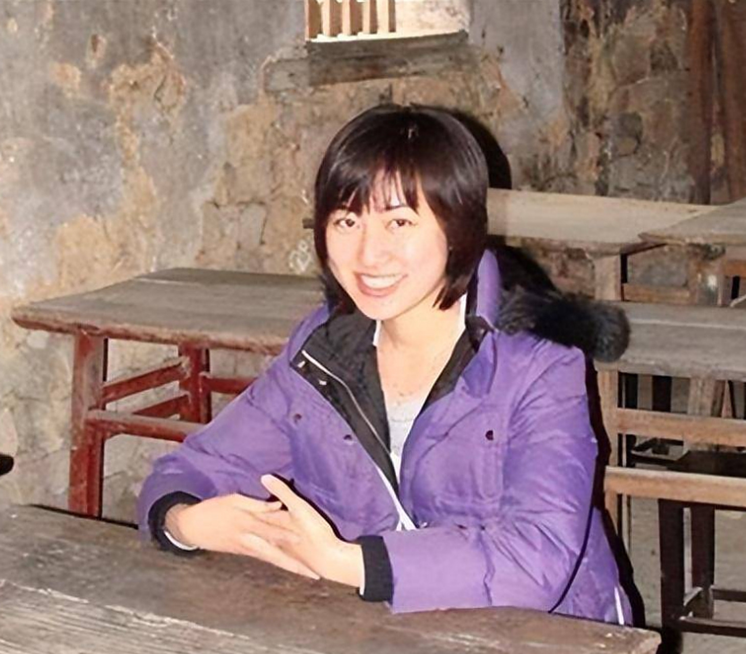 她的成长经历可以说和朱海洋一模一样,但是与朱海洋不同的是杨欣积极