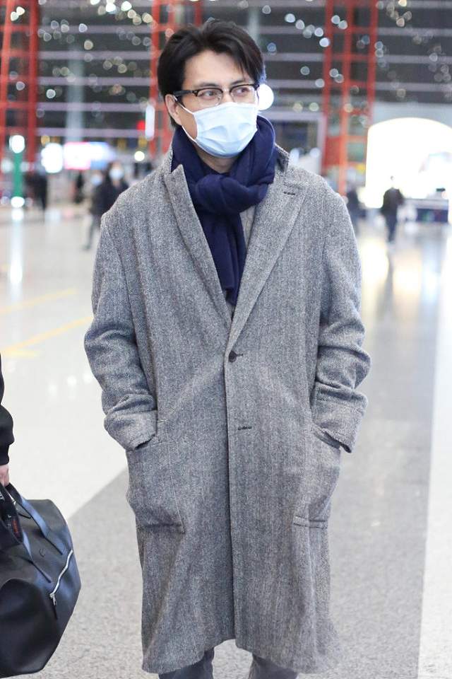 靳东的气质没谁了,穿得跟浴袍一样,也藏不住他的强大气场