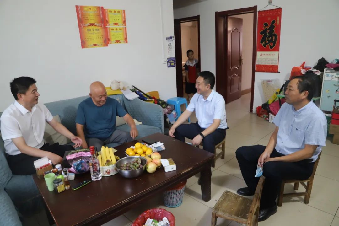 县教育局党组书记局长李松勇看望慰问平舆一高离退休教师代表