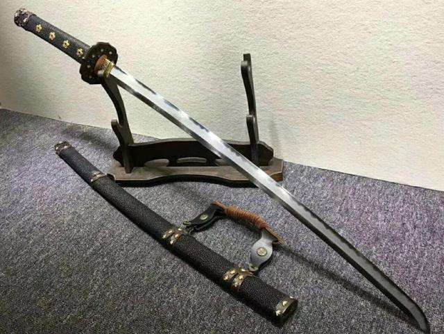 无奇不有!英国男子痴迷日本武士刀,走火入魔,最终选择"切腹"