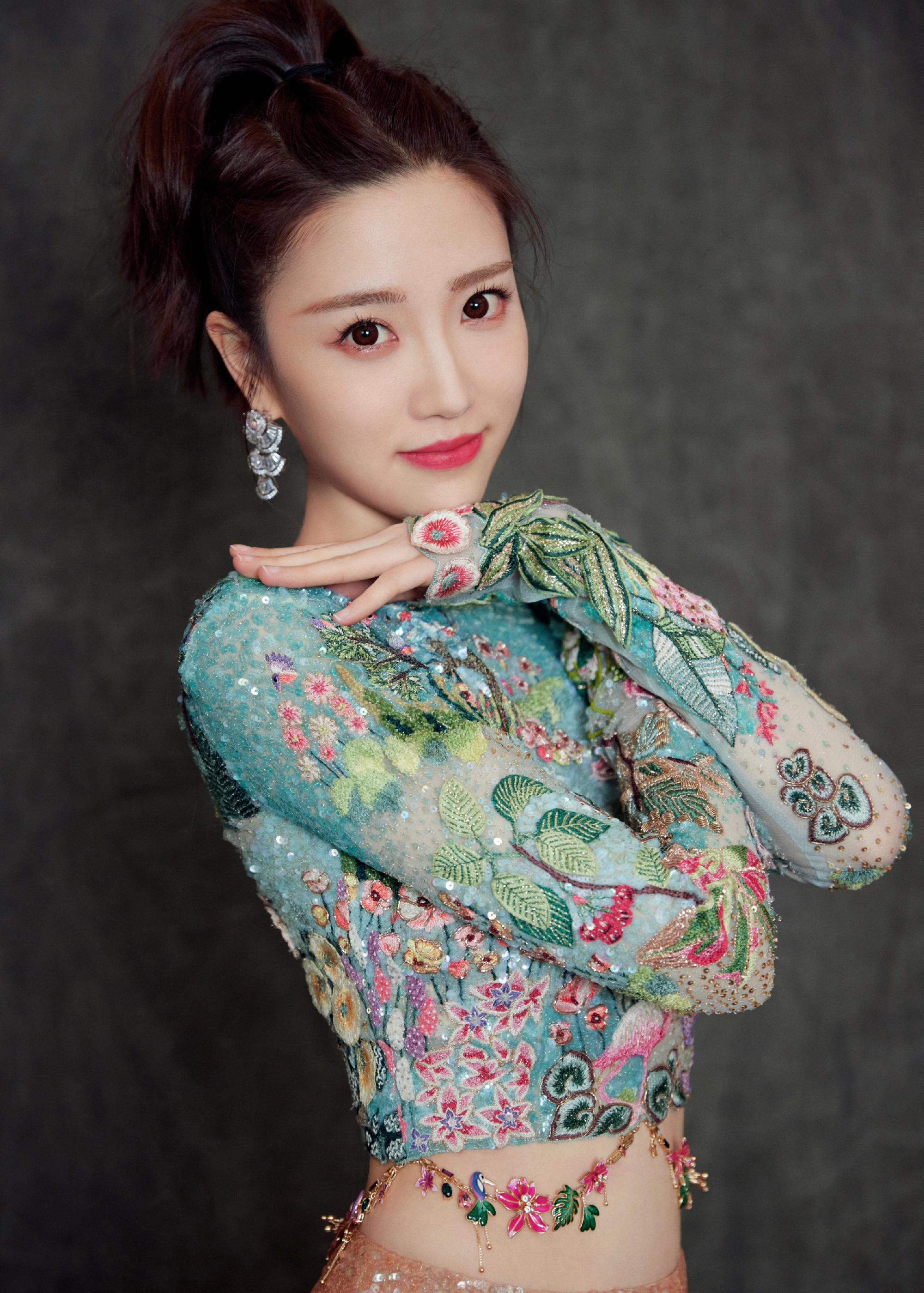 张纯烨的多巴胺穿搭,莫奈色绿意繁花少女裙,轻盈曼妙甜美怡人