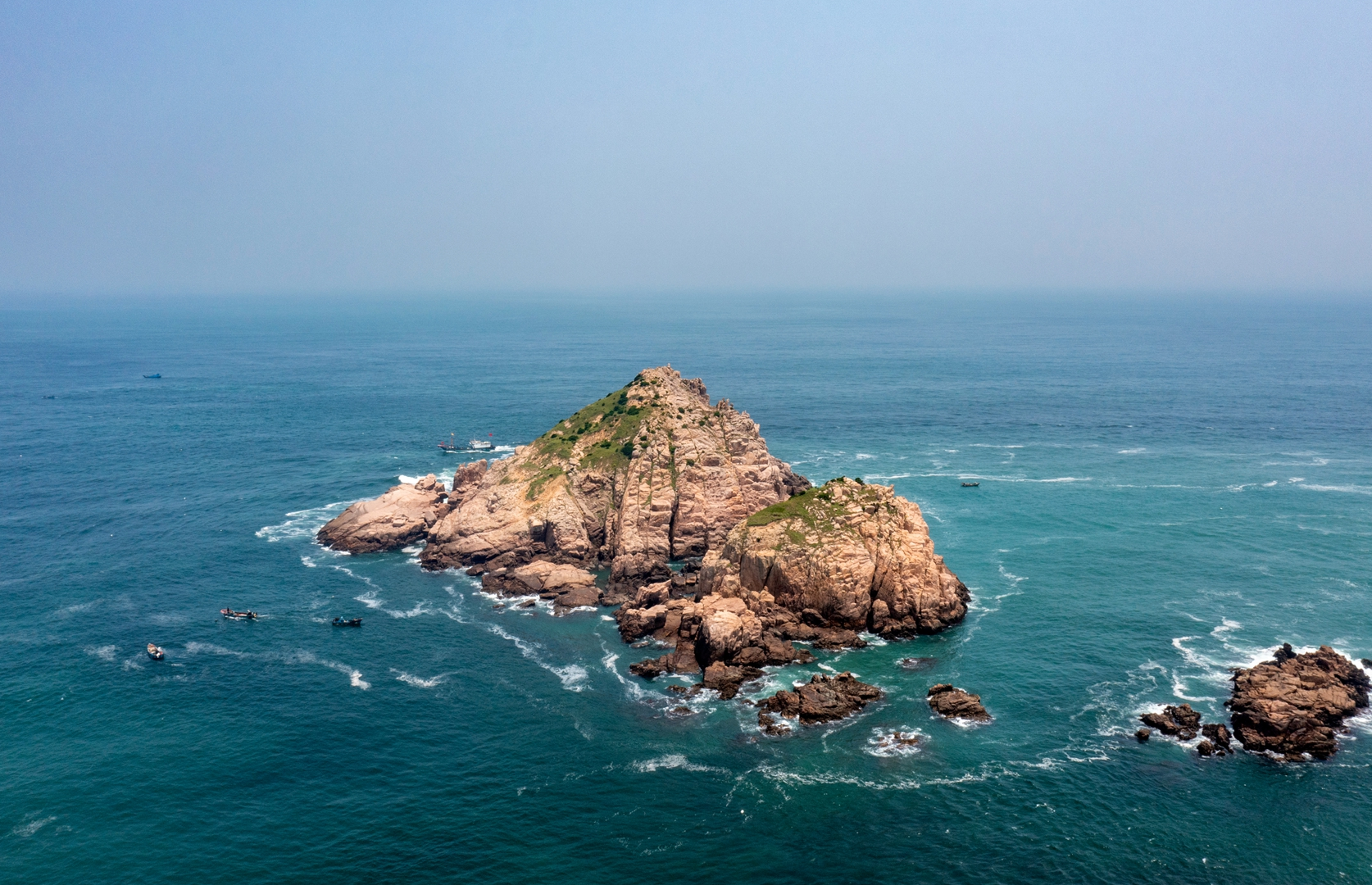 舟山群岛神秘的海滨无人村,居民搬走后,变成意想不到的奇幻世界