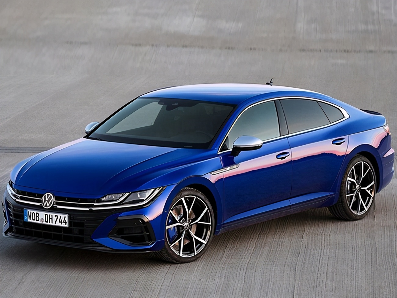 大众cc高性能版海外曝光,搭2.0t发动机,售价近52万!