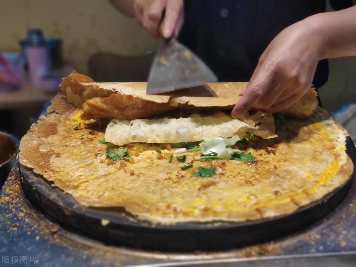 青岛大妈卖煎饼果子,利用"人性的弱点"一年盈利72万,套路很深