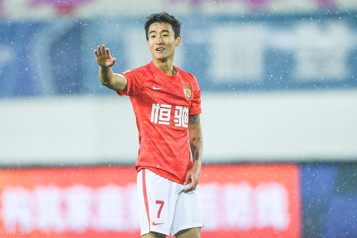 被许家印放弃,26岁韦世豪没有人要?16万月薪嫌少,坑鲁能真气人